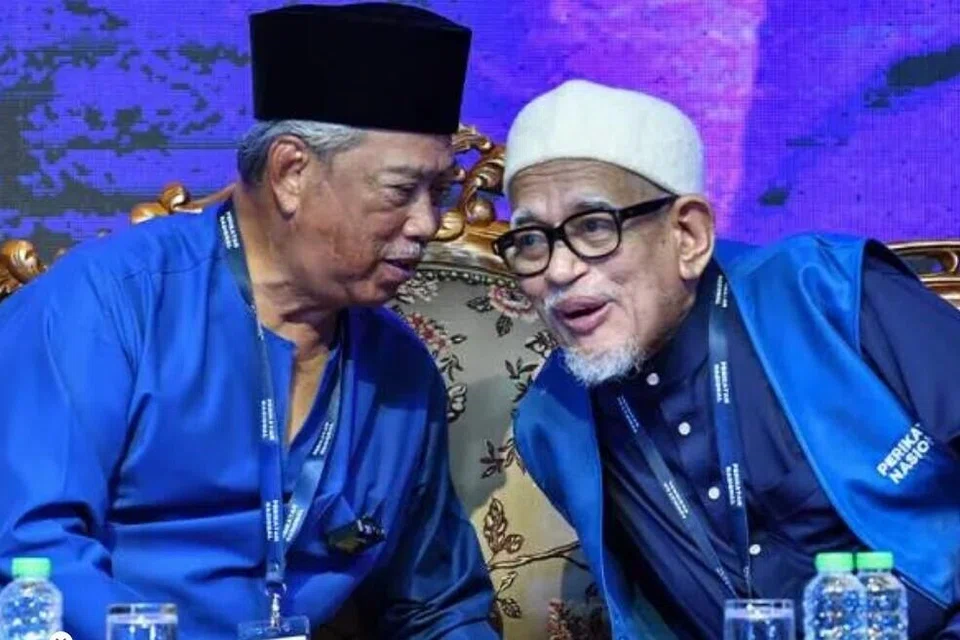 Hubungan Parti Islam SeMalaysia (PAS) pimpinan Presiden, Tan Sri Abdul Hadi Awang (kanan), dengan Parti Pribumi Bersatu Malaysia (Bersatu), yang diketuai mantan Perdana Menteri, Tan Sri Muhyiddin Yassin, tegang kerana ketidaksefahaman dalam menentukan hala tuju Perikatan Nasional (PN).