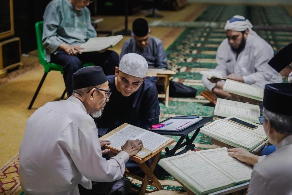 Ustaz Abdul Rahman Salam (berbaju gelap) memimpin sesi Mari Mengaji di Masjid Alkaff Kampung Melayu. Bagi program Khatam Al-Quran untuk Arwah Tercinta, bacaan juzuk 1 hingga 15 akan dilaksanakan oleh Ustaz Abdul Rahman bersama imam, bilal dan jemaah tetap masjid, manakala juzuk 16 hingga 30 akan dikhatamkan oleh Ustazah Hanim Ali bersama peserta kelas Al-Quran Muslimah.