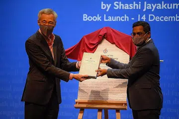 SUMBER INSPIRASI GENERASI BARU: Encik Lee berharap buku yang membentangkan kisah PAP sejak 1985 - A History of the People's Action Party, 1985-2021 - tulisan Dr Shashi Jayakumar dapat memberi inspirasi kepada generasi akan datang, termasuk aktivis parti, pemimpin parti dan warga Singapura, untuk kekal komited, bijak dan tegas dalam usaha mencipta masa depan lebih cerah buat Singapura. - Foto BH oleh MARK CHEONG