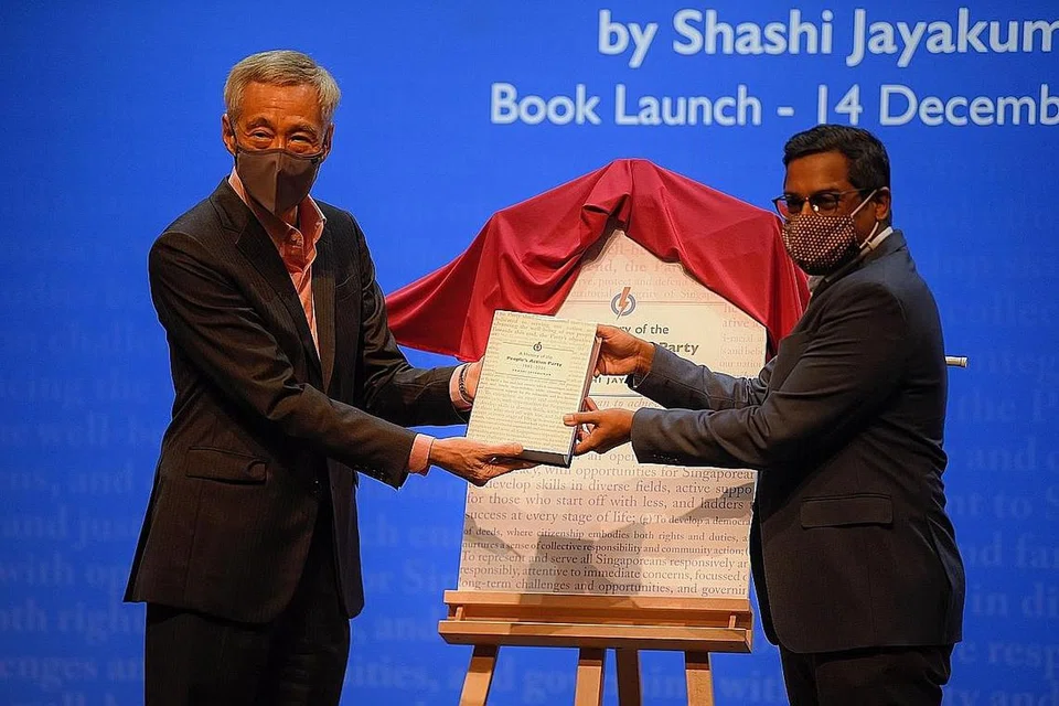 SUMBER INSPIRASI GENERASI BARU: Encik Lee berharap buku yang membentangkan kisah PAP sejak 1985 - A History of the People's Action Party, 1985-2021 - tulisan Dr Shashi Jayakumar dapat memberi inspirasi kepada generasi akan datang, termasuk aktivis parti, pemimpin parti dan warga Singapura, untuk kekal komited, bijak dan tegas dalam usaha mencipta masa depan lebih cerah buat Singapura. - Foto BH oleh MARK CHEONG
