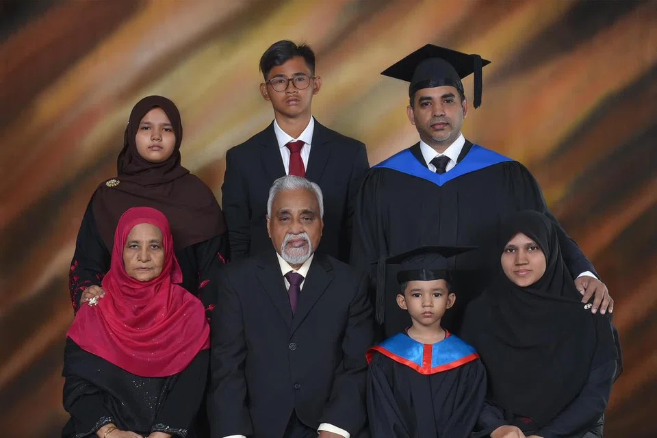 Encik Sirajudeen Syed Mohamed (kanan berdiri) bersama keluarga dan ibu bapa beliau. 