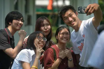 Pemimpin Future Forward Party, Thanathorn Juangroongruangkit (kanan), berkempen di Universiti Teknologi Raja Mongkut Thonburpada 15 Mac 2019 sempena pilihan raya umum Thailand.