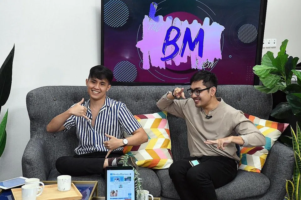 GELAGAT LAWAK RAIH PERHATIAN: Pencipta kandungan atau 'content creator' dalam media sosial, Encik Muhammad Faris Samri (kiri) dan Encik Muhammad Syakeel Kamaluddin (kanan) berkongsi mengenai mencipta kandungan yang berjaya tular di media sosial dalam episod keenam The BM Show. - Foto BM oleh DESMOND FOO