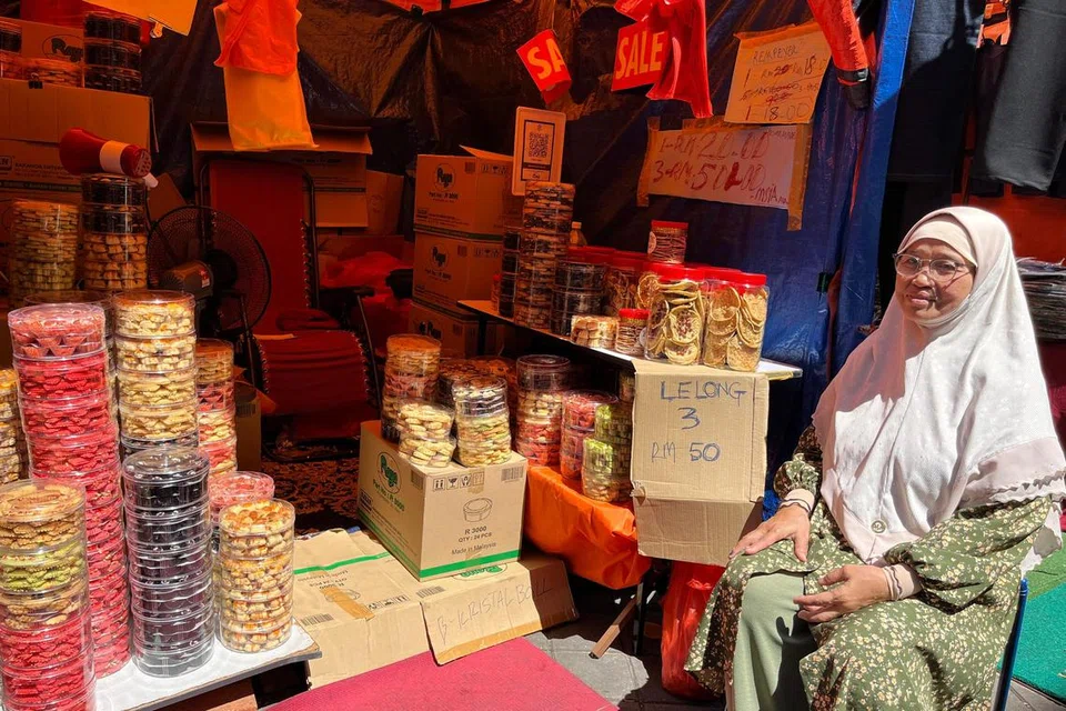 Cik Salmiah Saarani yang menjual kuih Raya bersama rakannya di bazar Aidilftiri Lorong TAR menjual kuih serendah RM50 untuk tiga bekas bagi menarik pelanggan.