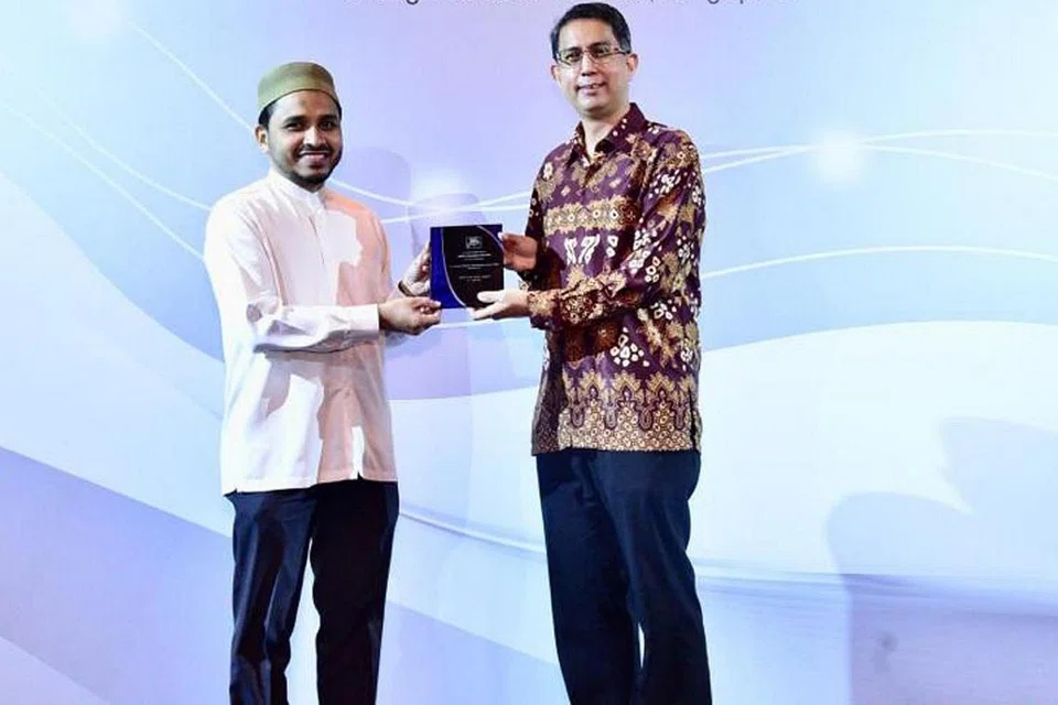 TANDA PENGHARGAAN: Menteri Negara (Ehwal Dalam Negeri merangkap Pembangunan Negara), Profesor Madya Dr Muhammad Faishal Ibrahim (kanan) menyampaikan cenderahati kepada Mufti Dr Nazirudin Mohd Nasir yang menyampaikan ceramah semasa rahat RRG. 