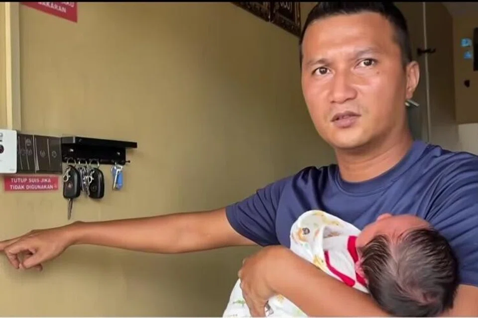 Anggota tentera, Wan Ismail Wan Jusof, 38 tahun, menunjukkan paras banjir ketika kediamannya di Kamunting, Perak, dilanda bencana itu pada malam 23 Oktober lalu.  