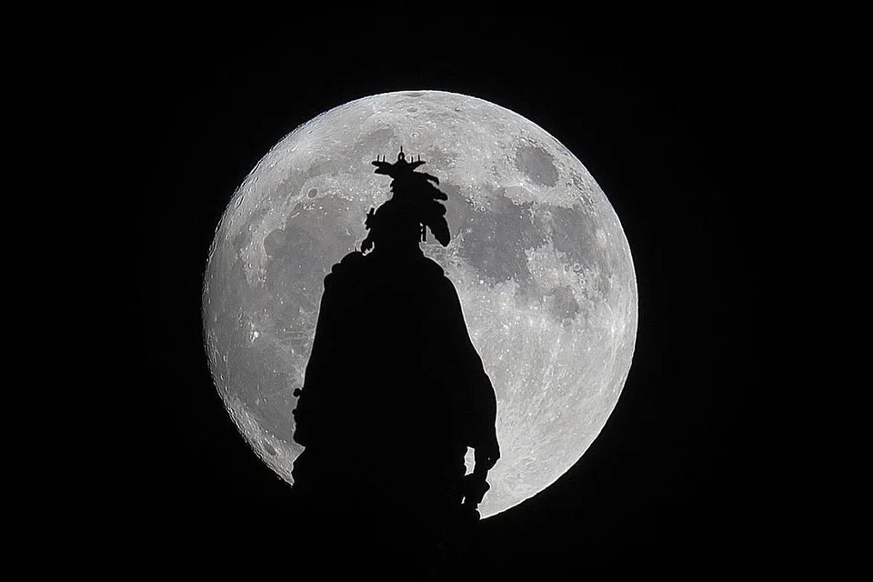 BULAN PALING BESAR: 'Supermoon' yang dilihat di sebalik Statue of Freedom di Capital Dome di Washington, DC, pada malam Ahad lalu. Bulan penuh itu berada di jarak paling dekat dengan bumi sejak 68 tahun lalu malam tadi dengan hanya sekitar 356,500 kilometer antara bulan dengan bumi. - Foto AFP