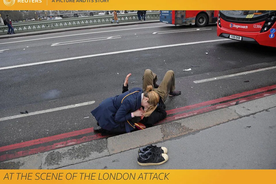 Seorang pegawai sedang memberi bantuan kecemasan kepada salah seorang mangsa serangan