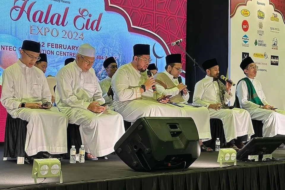‘Gema Selawat’ satu lagi acara yang mewujudkan suasana syahdu di ‘Halal Eid Expo’ yang disertai Masjid Ar-Raudhah. 