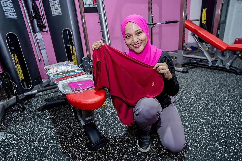 PENUHI PERMINTAAN PASARAN MUSLIMAH: Cik Haslinda Ali mula menghasilkan dan menjual tudung senaman yang sesuai digunakan wanita Muslimah. Beliau mula menjual telekung setelah video 'Dad jokes' yang dirakam suaminya, Encik Sujimy Mohamad, yang memaparkan Cik Haslinda mengenakan telekung bercorak, menjadi tular dan ramai yang bertanya tentang telekung itu. - Foto BM oleh NUR DIYANA TAHA