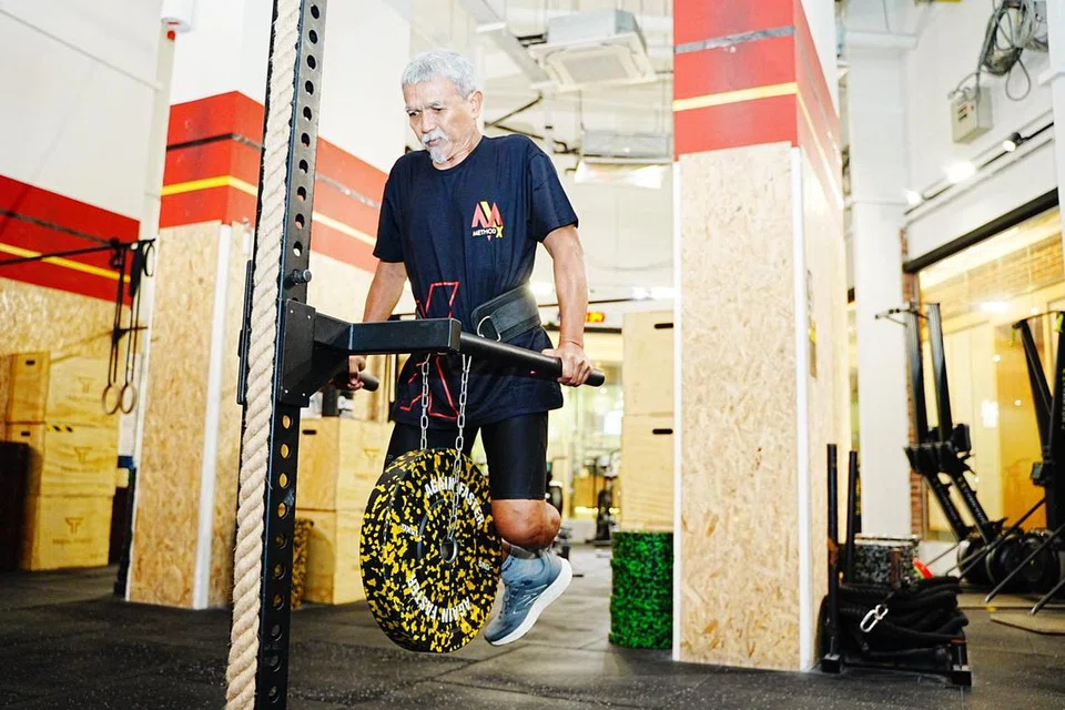 Bersenam dianggap ubat oleh Encik Jumahat. Jika tidak bersenam, beliau rasa janggal dan pening. Dalam gambar Encik Jumahat lakukan ‘dipping’ dengan mengikat besi seberat 15 kilogram pada pinggangnya.