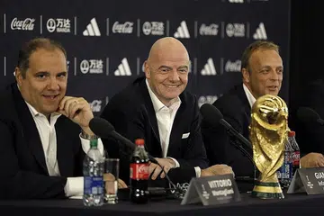 UMUM NEGARA PENGANJUR: Presiden Fifa, Gianni Infantino (tengah), di sidang media di New York bagi mengumumkan negara penganjur Piala Dunia 2026. - Foto EPA-EFE