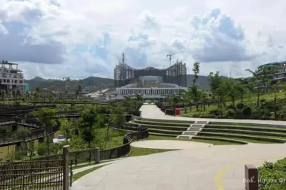 Foto yang diterbitkan di laman rasmi Ibu Kota Nusantara (IKN) memaparkan pejabat pemerintah yang masih separuh siap dan Istana Negara di ibu negara Indonesia yang terletak di Kabupaten Penajam Paser Utara, Kalimantan Timur.