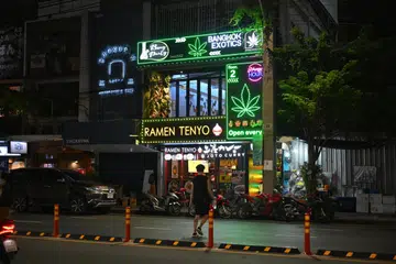 Dilaporkan lebih 9,400 kedai ganja dibuka di seluruh Thailand termasuk di kawasan pelancongan popular dan daerah perniagaan di Bangkok.
