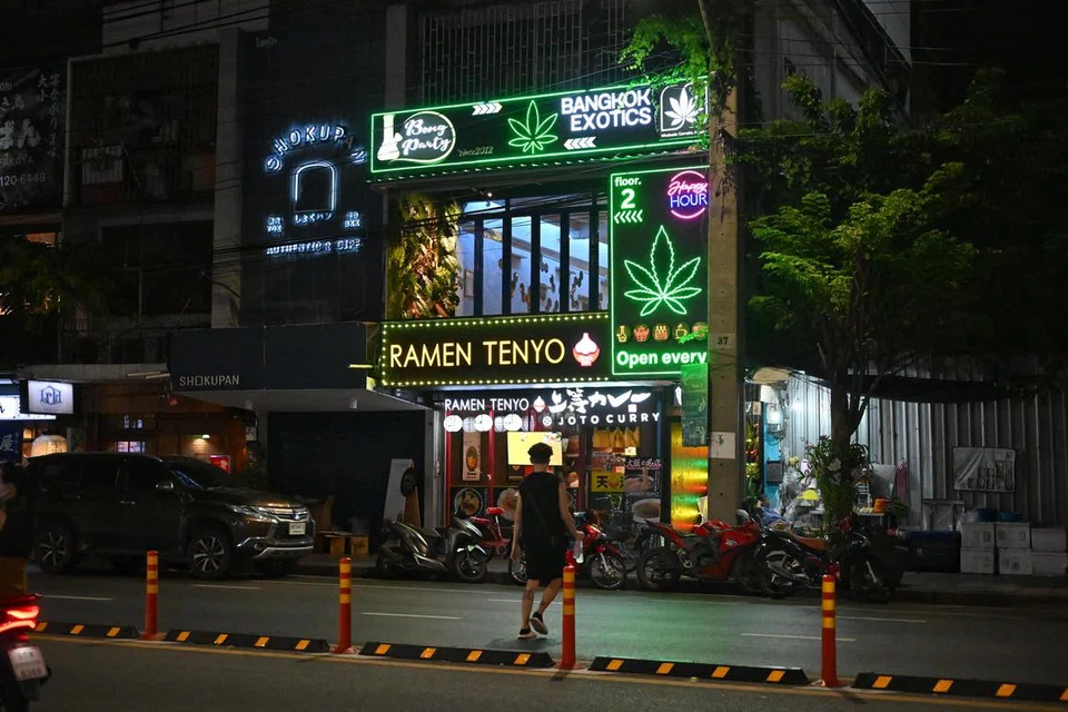 Dilaporkan lebih 9,400 kedai ganja dibuka di seluruh Thailand termasuk di kawasan pelancongan popular dan daerah perniagaan di Bangkok.
