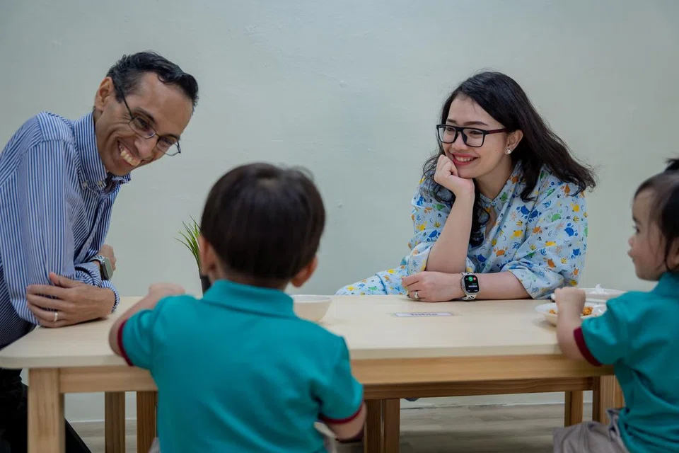 TAWAR PENDIDIKAN AWAL KANAK-KANAK BERMUTU: Presiden PPIS, Cik Hazlina Abdul Halim (kanan), bersama Pengurus Besar Oaks Plus Limited, Encik Syed Abu Bakar Mohamed Alsagoff (kiri), berinteraksi dengan pelajar kanak-kanak di Pusat Prasekolah 7oaks di Tampines. 