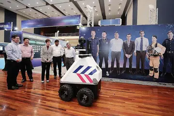 MANFAAT TEKNOLOGI: Teknologi dimanfaatkan dalam operasi polis dan Pasukan Pertahanan Awam Singapura (SCDF) untuk mempertingkat keupayaan dan ketangkasan operasi. Memberi contoh, Cik Teo berkata HTX bekerjasama dengan polis untuk membangunkan robot rondaan berautonomi dipanggil Robot Autonomi Semua Rupa Bumi Pelbagai Guna 3.0, atau M.A.T.A.R 3.0. - Foto fail