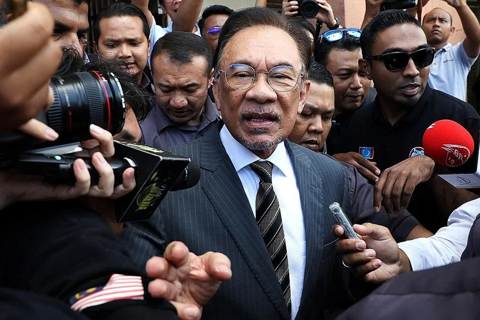 PERALIHAN: Mantan Perdana Menteri Malaysia, Dr Mahathir semasa meninggalkan Istana Negara di Kuala Lumpur semalam dalam apa yang penganalisis sifatkan sebagai usaha membentuk gabungan baru bagi mengekang Datuk Anwar (gambar atas) daripada menerajui negara itu. - Foto REUTERS