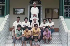 JADI KENANGAN: Bekas penduduk Kampong Tempe di Masjid Al Huda. Kehidupan di kampung tersebut merupakan antara banyak kisah yang akan diketengahkan dalam program Jejak Warisan yang dikemaskini oleh Lembaga Warisan Nasional (NHB) - Foto NHB 