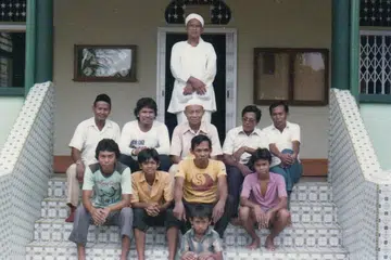 JADI KENANGAN: Bekas penduduk Kampong Tempe di Masjid Al Huda. Kehidupan di kampung tersebut merupakan antara banyak kisah yang akan diketengahkan dalam program Jejak Warisan yang dikemaskini oleh Lembaga Warisan Nasional (NHB) - Foto NHB 