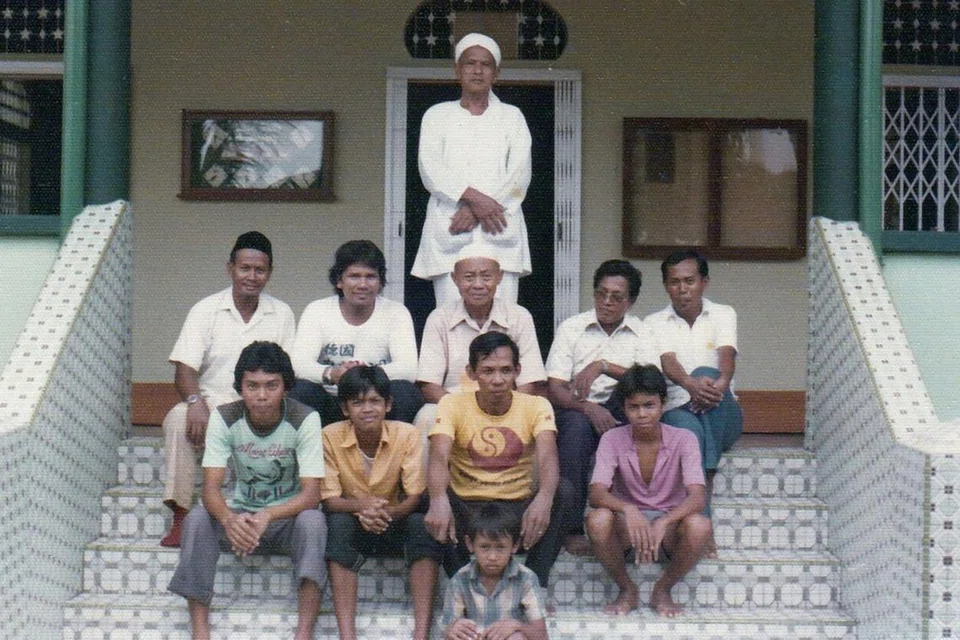 JADI KENANGAN: Bekas penduduk Kampong Tempe di Masjid Al Huda. Kehidupan di kampung tersebut merupakan antara banyak kisah yang akan diketengahkan dalam program Jejak Warisan yang dikemaskini oleh Lembaga Warisan Nasional (NHB) - Foto NHB 
