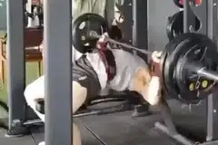 MENINGGAL DUNIA: Batang barbel dengan besi seberat sekitar 100kg, bergolek daripada paras dada lelaki tersebut ke lehernya.