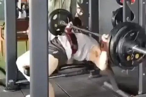 MENINGGAL DUNIA: Batang barbel dengan besi seberat sekitar 100kg, bergolek daripada paras dada lelaki tersebut ke lehernya.
