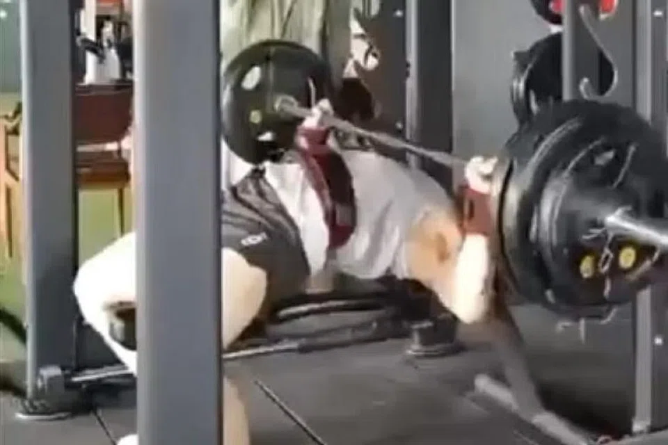 MENINGGAL DUNIA: Batang barbel dengan besi seberat sekitar 100kg, bergolek daripada paras dada lelaki tersebut ke lehernya.