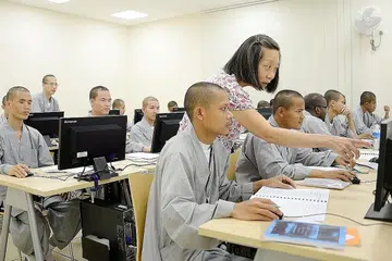 TEKUN BELAJAR: Sekumpulan pelajar sedang mengikuti pelajaran di dalam kelas. Hanya sami dibenarkan mengikuti program di Kolej Buddha Singapura yang menarik pelajar dari rantau ini.