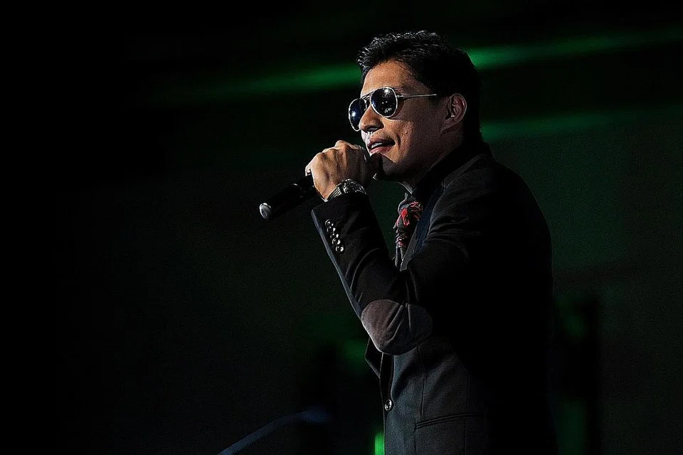 ADI PUTRA: Pelakon popular asal Singapura, ini masih mendiamkan diri semalam tentang status sudah bernikah kali kedua walaupun gambar pernikahan keduanya bersama seorang wanita telah tersebar di laman media sosial pada malam Sabtu. - Foto fail