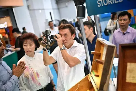 Pemangku Menteri Pengangkutan merangkap Menteri Negara Kanan (Kewangan), Encik Jeffrey Siow, semasa majlis pelancaran, ‘Voyage Beyond: Reimagining Maritime Singapore’,  di Lot One Shoppers’ Mall pada 25 Mei.