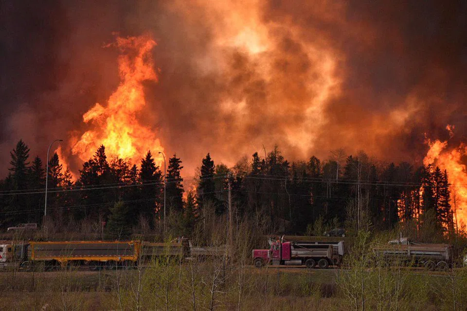 TERUS MARAK: Api bertambah marak dan semakin sukar dikawal di kawasan Fort McMurray, Alberta, Canada. - Foto REUTERS