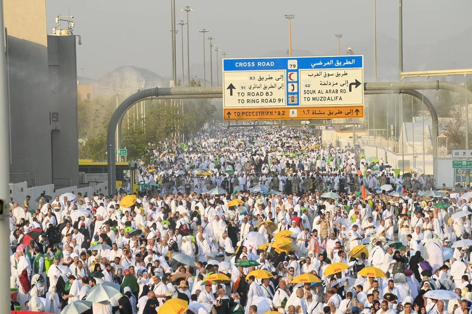 Jemaah berjalan kaki tiba di Arafah pada awal pagi 15 Jun untuk berwuquf.