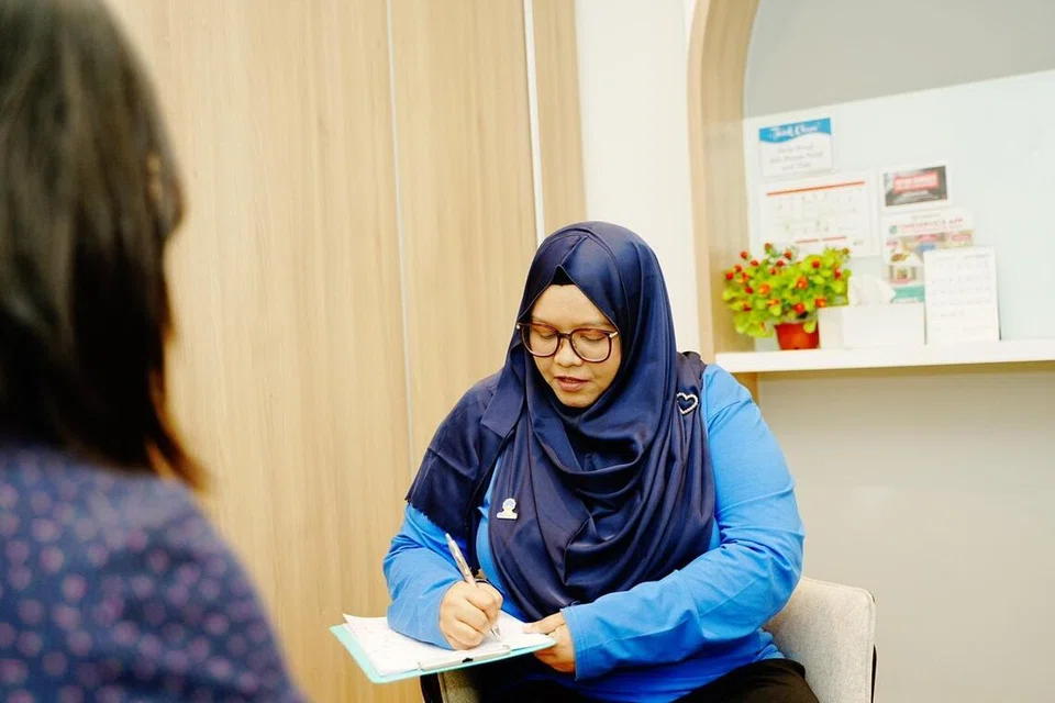 Selaku Ketua Allkin FSC @ Sengkang 223D, Cik Yasmin memimpin sekumpulan profesional yang terdiri daripada pekerja sosial, pekerja sosial kanan, kaunselor dan selainnya. Dengan pengalaman lebih 18 tahun dalam bidang ini, Cik Yasmin bijak dalam mengendalikan kes berkenaan dengan ahli keluarga, ibu bapa, belia dan kanak-kanak dalam pelbagai situasi. Ia termasuk meneliti risiko, kebimbangan mengenai keselamatan serta hubungan kekeluargaan yang renggang.