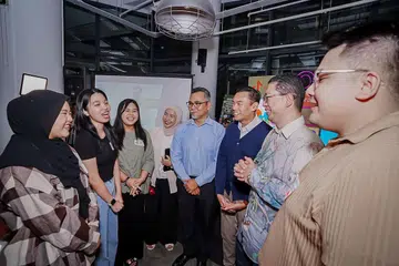 Ketua Pegawai Eksekutif Specialist Care Group, Dr Abdul Razakjr Omar (dua dari kanan), berbual mesra dengan sebahagian peserta dalam episod ketiga siri BH x OMG Jauhari: ‘Inspiring The Young’.