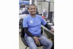 SEMANGAT KENTAL: Walaupun terpaksa mencari bidang kerja baru selepas mengalami kemalangan, kini Encik Sheriff Muhammad Khalid sudah cukup 'pro' dalam tugasannya di pusat panggilan Pizza Hut/KFC. - Foto BH oleh IQBAL FAIZAL