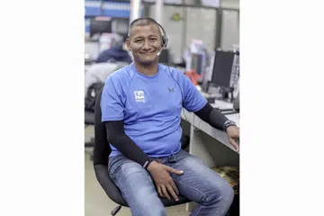 SEMANGAT KENTAL: Walaupun terpaksa mencari bidang kerja baru selepas mengalami kemalangan, kini Encik Sheriff Muhammad Khalid sudah cukup 'pro' dalam tugasannya di pusat panggilan Pizza Hut/KFC. - Foto BH oleh IQBAL FAIZAL
