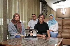 DARAH SENI: Encik Noorhimli dan Cik Faridah menggalakkan anak-anak mereka (dari kiri) Cik Safiah, Cik Maryam dan Cik Sarah, mengejar impian dan minat dalam bidang seni dan menyediakan ruang untuk meneroka diri sendiri. - Foto BH oleh KEVIN LIM