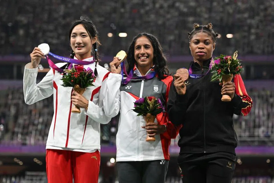 CEMERLANG: Pelari pecut Singapura Shanti Pereira (tengah) memenangi pingat emas dalam acara 200 meter wanita, mengatasi warga China Li Yuting (kiri) dan Edidiong Odiong dari Bahrain. 