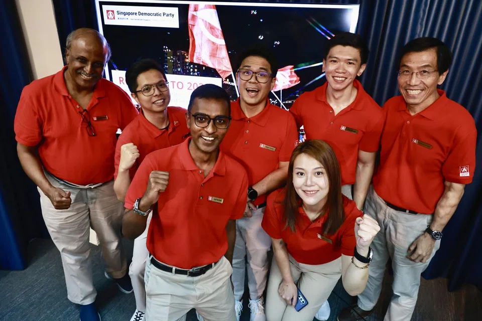 (Dari kiri) Pengerusi Parti Demokratik Singapura (SDP), Dr Paul Tambyah; Pengurus Projek Demokrat Muda, Encik Shawal Yeo; Pengurus Projek Reformasi Pilihan Raya, Encik Ariffin Sha; Penyelaras Roadmap2030, Encik Egan Hwan; Pengurus Projek Demokrat Wanita, Cik Judy Tay; Pengurus Projek ‘Unbroken Circles’, Encik Xavier Tan; dan Setiausaha Agung SDP, Dr Chee Soon Juan semasa pelancaran pelan Roadmap2030.