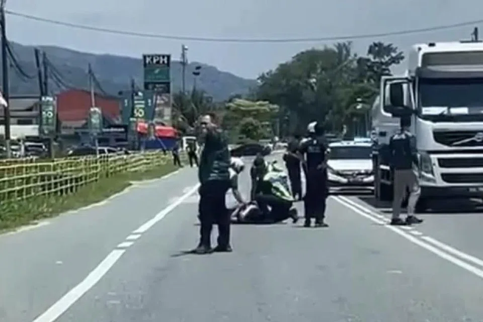 tiarap, jalan raya, batu pahat, johor, murung