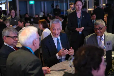 Menteri Kanan, Encik Lee Hsien Loong (tengah), berbual-bual dengan Ketua Hakim Sundaresh Menon (kanan) dan Presiden Mahkamah Komersial Antarabangsa Singapura (SICC), Hakim Philip Jeyaretnam, di majlis jamuan malam persidangan sempena ulang tahun ke-10 SICC di hotel ParkRoyal Collection Marina Bay Singapore pada 14 Januari.