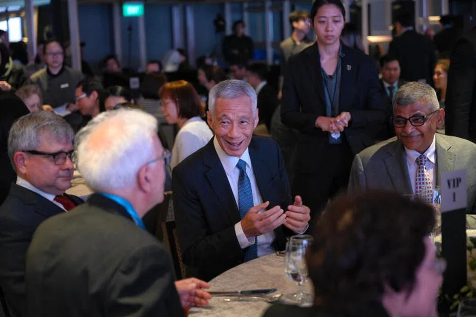 Menteri Kanan, Encik Lee Hsien Loong (tengah), berbual-bual dengan Ketua Hakim Sundaresh Menon (kanan) dan Presiden Mahkamah Komersial Antarabangsa Singapura (SICC), Hakim Philip Jeyaretnam, di majlis jamuan malam persidangan sempena ulang tahun ke-10 SICC di hotel ParkRoyal Collection Marina Bay Singapore pada 14 Januari.