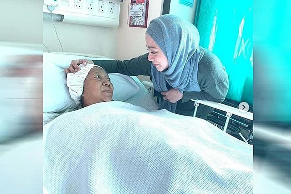 TINGGAL KENANGAN: Linda bersama arwah ibunya yang ketika itu dirawat di hospital. - Foto Instagram LINDA RAFAR