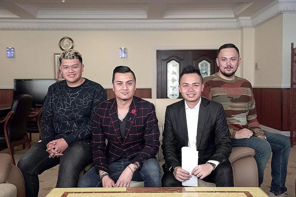 DEMI KEMAJUAN: Rauzan Rahman (dua dari kanan, berjaket hitam) bersama Dato' Fazley Yakob (dua dari kiri) yang telah membeli syarikat milik Rauzan, Team Highness, bersama anggota pasukan Suka Sucres seperti Imran Ajmain (kanan). - Foto ihsan RAUZAN RAHMAN