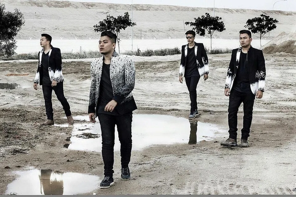 KUMPULAN ARUS BAND: Anggota kumpulan yang telah menceburi industri muzik tanah air selama hampir 10 tahun. Mereka terdiri daripada (dari kiri), pemain dram, Amer; vokalis dan pemain gitar Adri; pemain bes Syazwan; dan pemain keyboard, Fazlan.