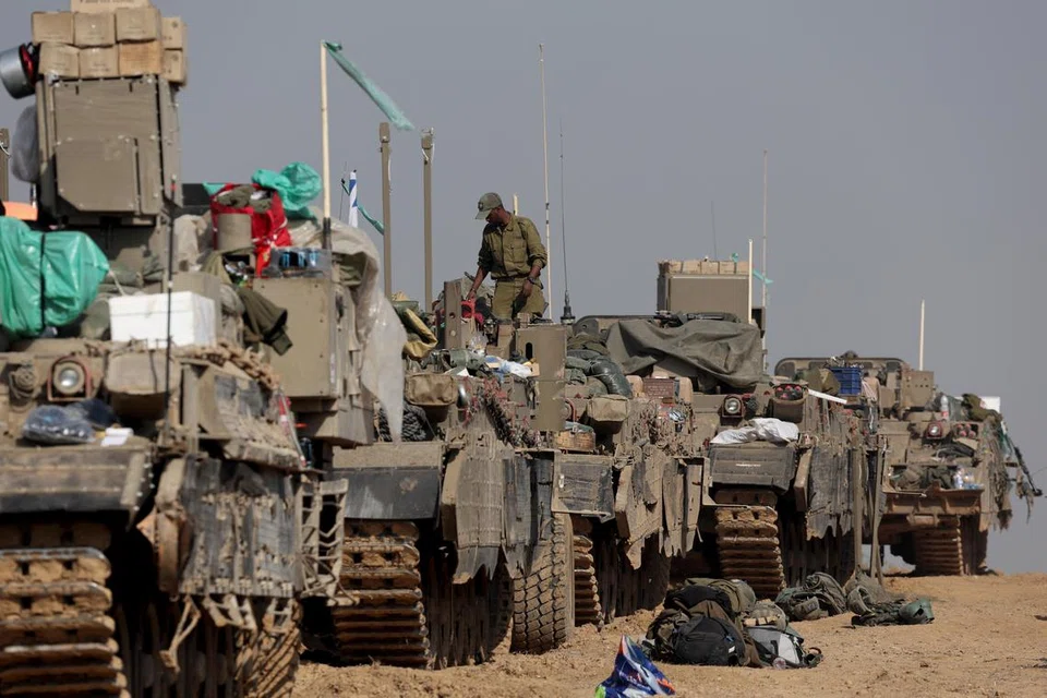 SEDIA MENYERANG: Tentera Israel dengan kereta kebal berhampiran sempadan dengan Jaluran Gaza, di selatan Israel, pada 3 Disember turut mengarahkan rakyat Palestin mengosongkan beberapa kawasan di dalam dan sekitar bandar Khan Younis. 