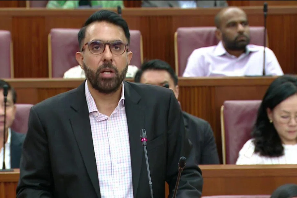 Ketua Parti Pekerja, Pritam Singh, dianggap oleh Dewan Parlimen sebagai tidak sesuai untuk kekal sebagai Ketua Pembangkang kerana ia akan menjejas kewibawaan Parlimen.