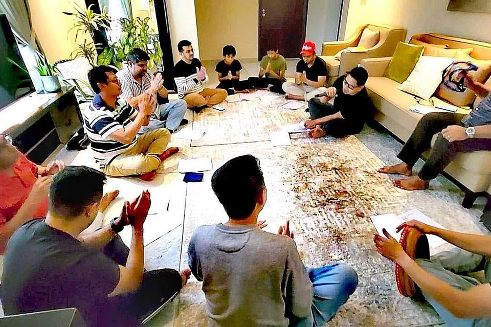MAJLIS BERBUKA ERATKAN SILATURAHIM: Masyarakat Melayu/Islam S'pura di UAE anjurkan majlis berbuka puasa dari masa ke masa (foto atas dan foto bawah). - Foto-foto ROSEBI MOHD SAH
