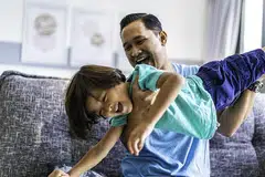 PENTINGNYA BAPA: Bapa memainkan peranan penting dalam pembangunan kognitif, fizikal dan emosional anak. Justeru, melanjutkan cuti bapa kepada empat minggu seperti yang diumumkan pemerintah dalam Belanjawan 2023, memberi isyarat bahawa bapa juga perlu memainkan peranan penting dalam pembangunan menyeluruh anak-anak. - Foto ISTOCK